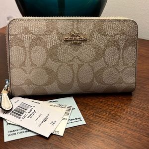 COACH MEDUIM ID ZIP WALLET IN SIGNATURE